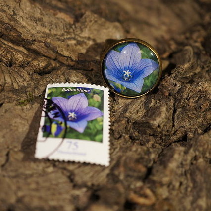 Ring aus Briefmarke "Ballonblume"