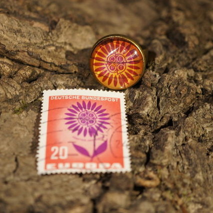 Ring aus Briefmarke "Europa-Blume Rot"