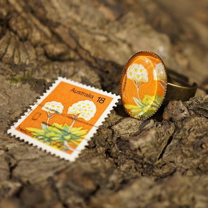 Ring aus Briefmarke "australische Blume"