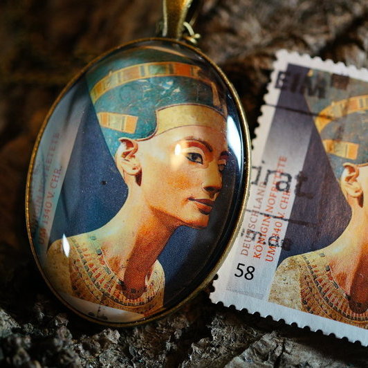 Amulett aus Briefmarke "Nofretete"