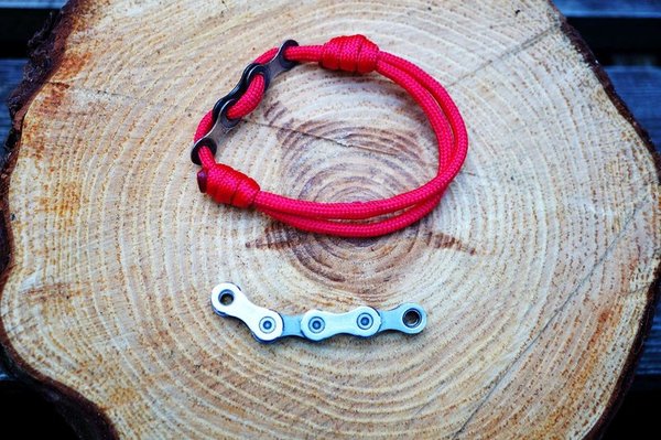 Armband aus Fahrradkette und Paracord (Farbe: rot)