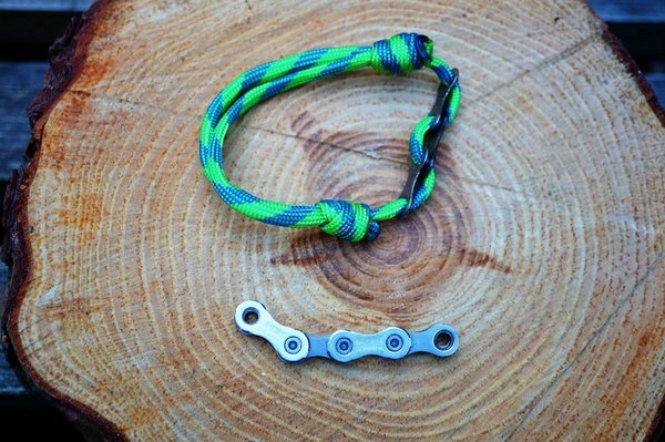 Armband aus Fahrradkette und Paracord (Farbe: grün gestreift)