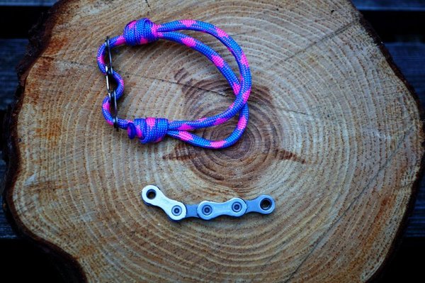 Armband aus Fahrradkette und Paracord (Farbe: pink/blau)