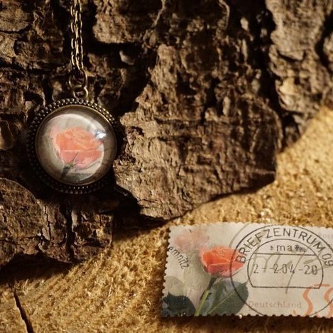 Amulett aus Briefmarke "Rose"