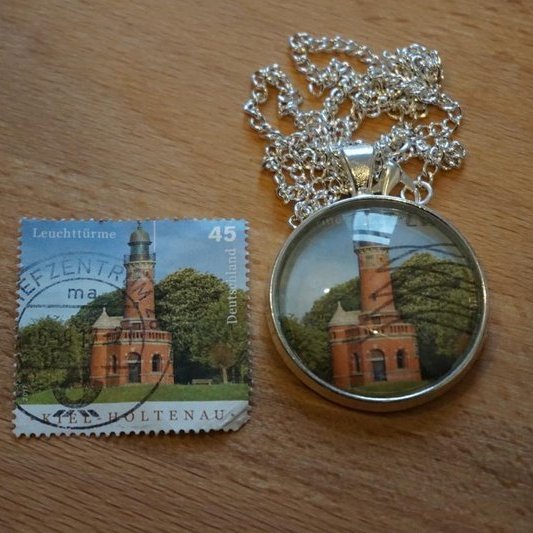 Amulett aus Briefmarke "Leuchtturm Kiel Holtenau"