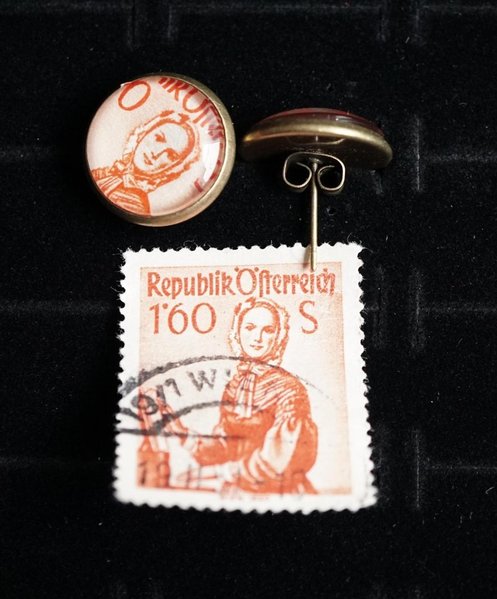 Ohrstecker aus Briefmarken "Traditionshüte Orange"