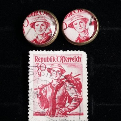 Ohrstecker aus Briefmarken "Traditionshüte rot"