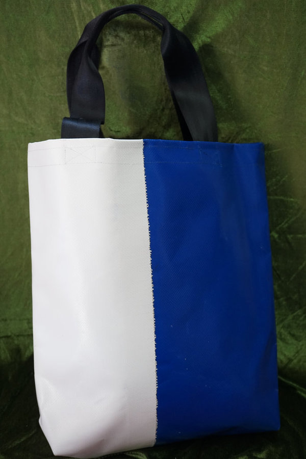 Tasche aus LKW Plane Blau Weiß Typ II