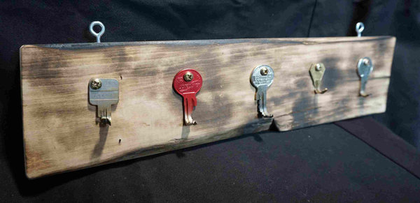 Schlüsselbrett aus Palette und Schlüsseln 005